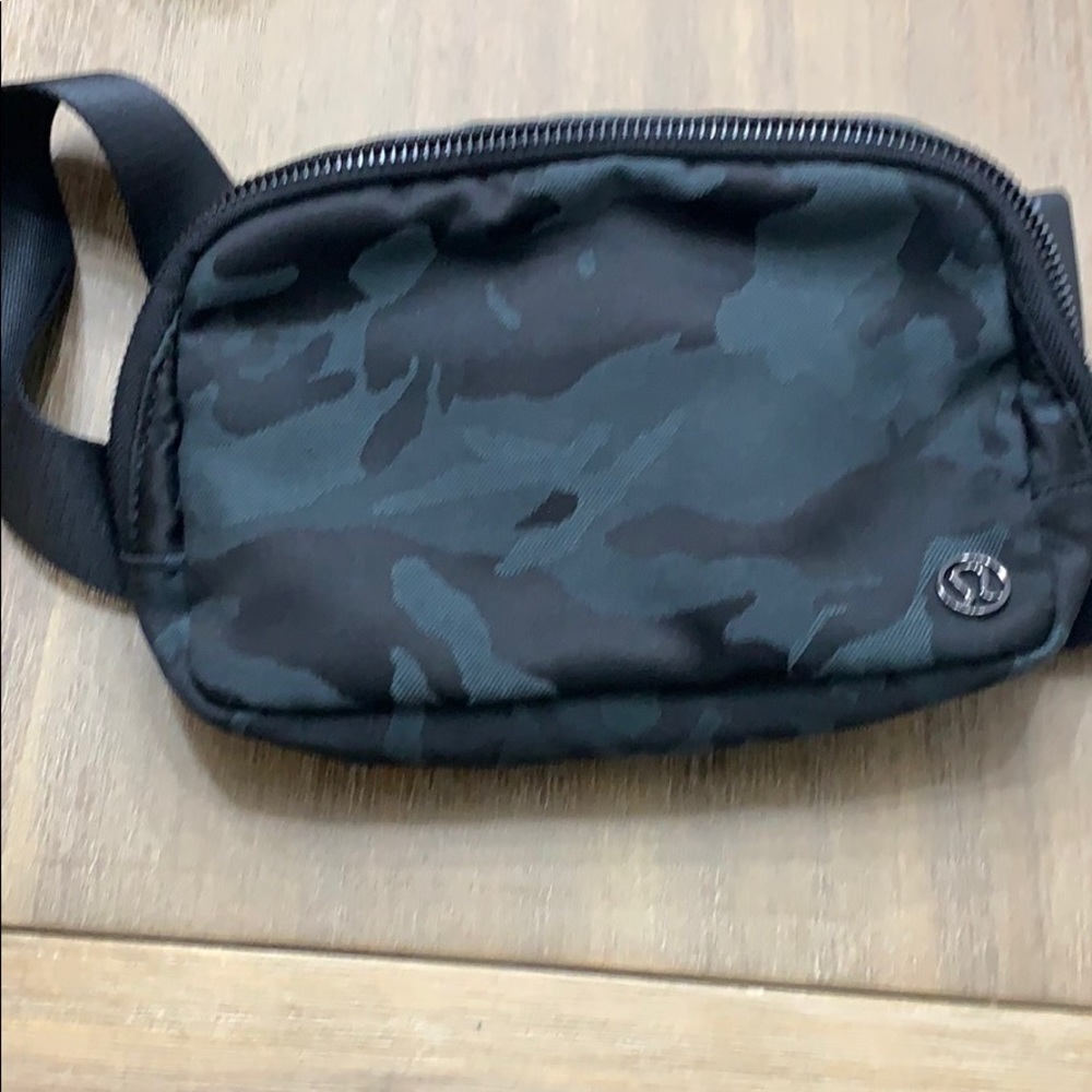 - Lululemon Everywhere Belt Bag